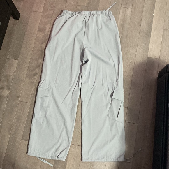 Light grey parachute pants for STREETWEAR style - Picture 2 of 2